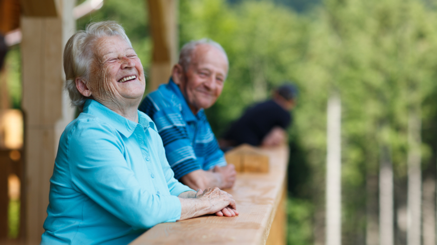 Sommarsemester för äldre, äldrekollo, verkar ge starka positiva effekter för deltagarna som bland annat får ett större socialt umgänge. Foto: Shutterstock
